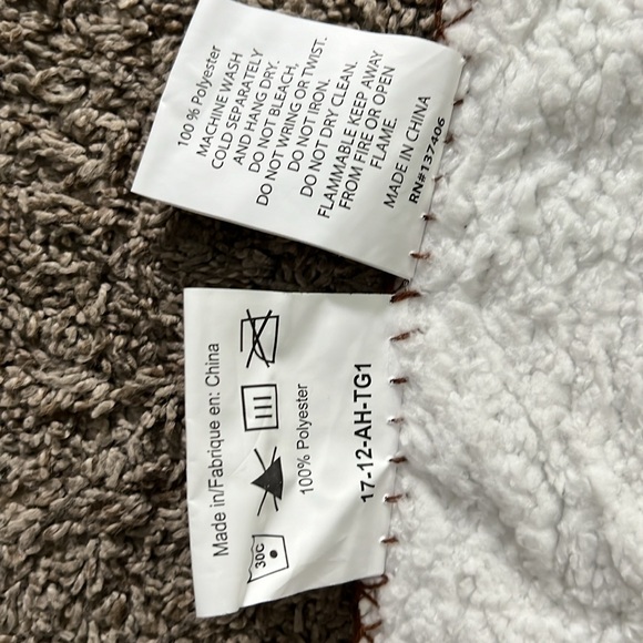 WestWorld Logo 45”x60” Sherpa Lined Faux Leather Look Stadium Throw Blanket - Picture 5 of 6